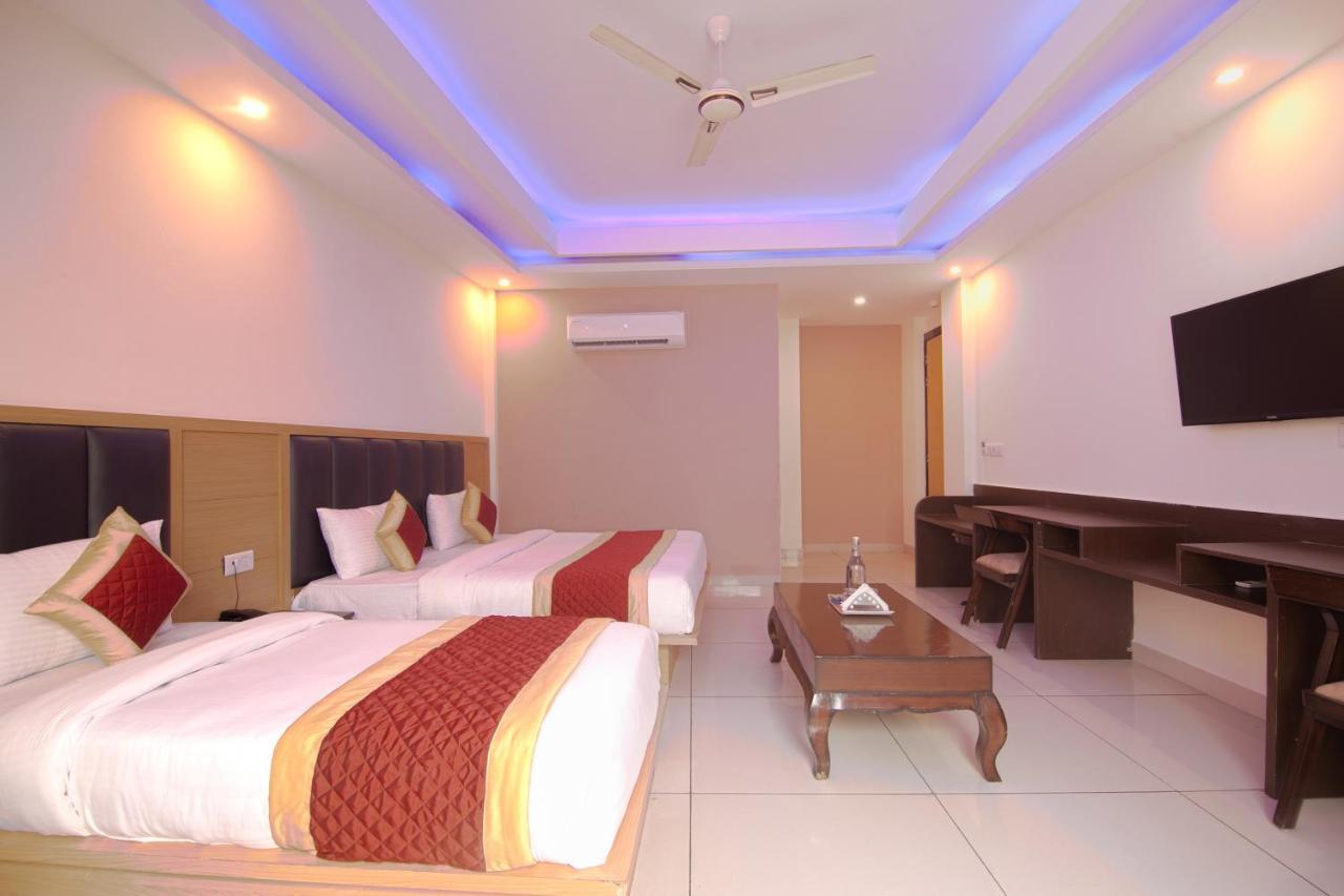 Del By F9 - Near Igi Airport